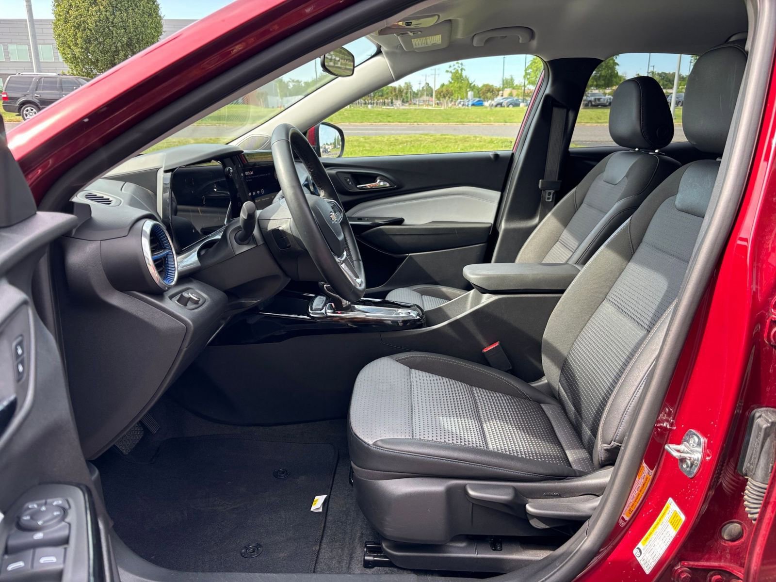 Used 2025 Chevrolet Trax LT w/ LT Convenience Package FWD image 25