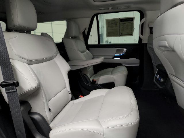Used 2025 Ford Expedition Platinum w/ Driver's Package AWD/4WD image 28