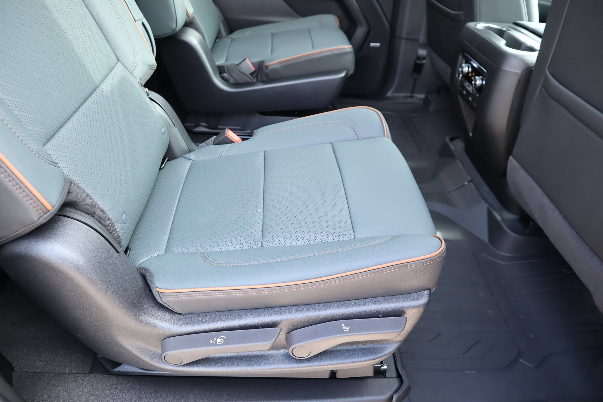 New 2026 GMC Yukon XL AT4 w/ AT4 Premium Plus Package AWD/4WD image 18