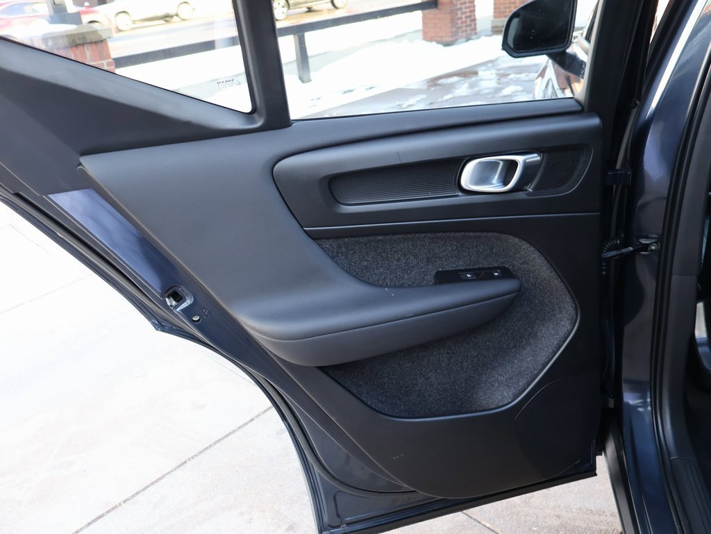 Used 2022 Volvo XC40 T5 Momentum image 16