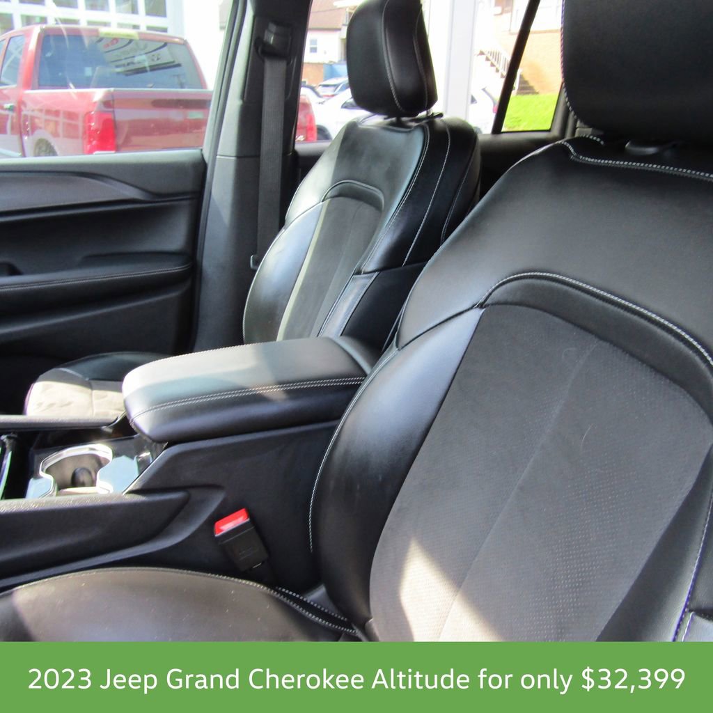 Used 2023 Jeep Grand Cherokee Altitude AWD/4WD image 15