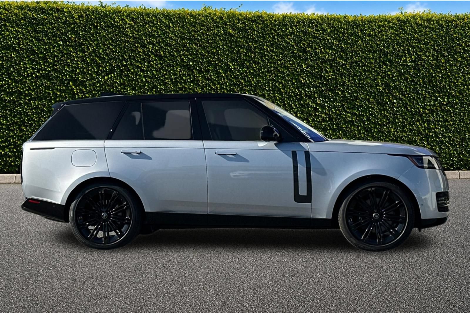 Used 2025 Land Rover Range Rover SE AWD/4WD image 3