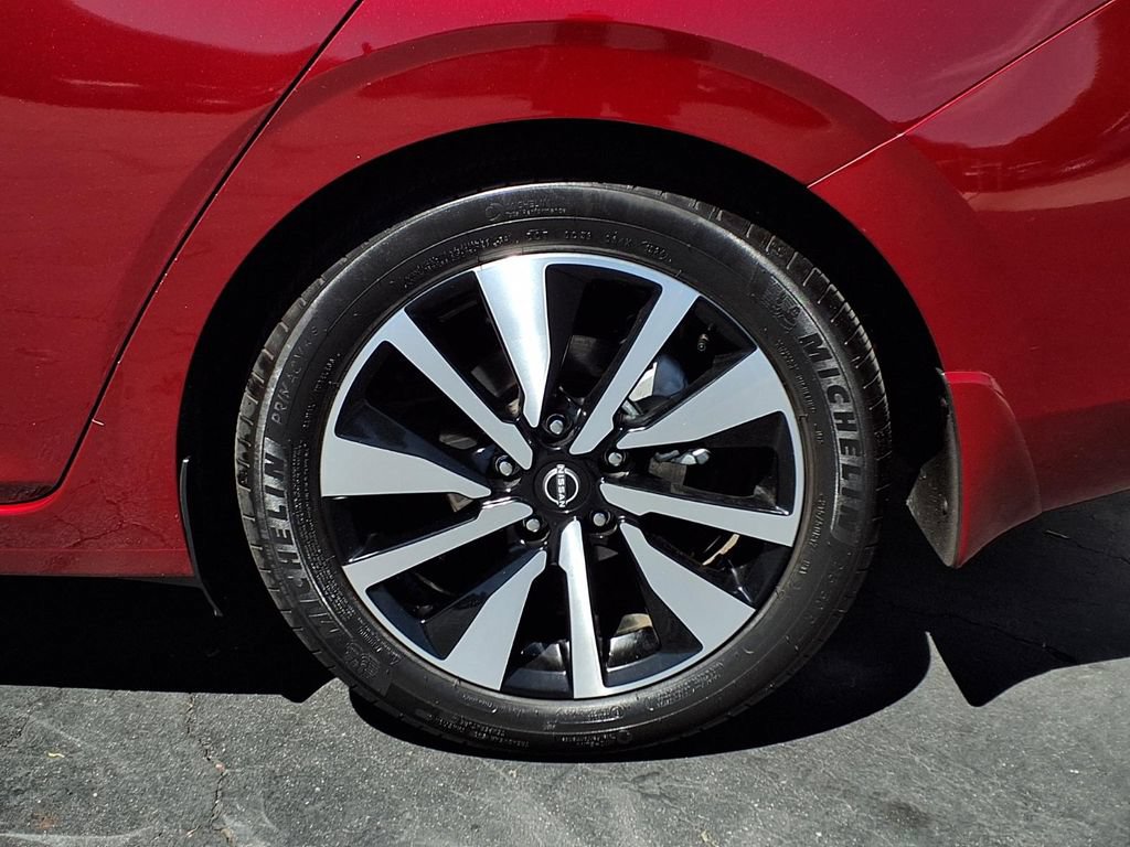 Used 2025 Nissan Sentra SV w/ SV Premium Package FWD image 4