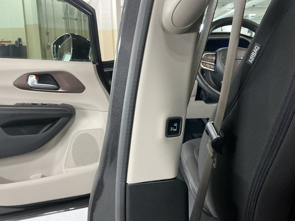 Used 2019 Chrysler Pacifica Touring Plus w/ Tire & Wheel Group FWD image 25