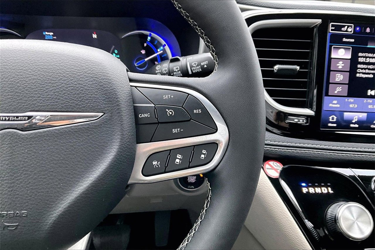Certified 2024 Chrysler Pacifica Select image 31
