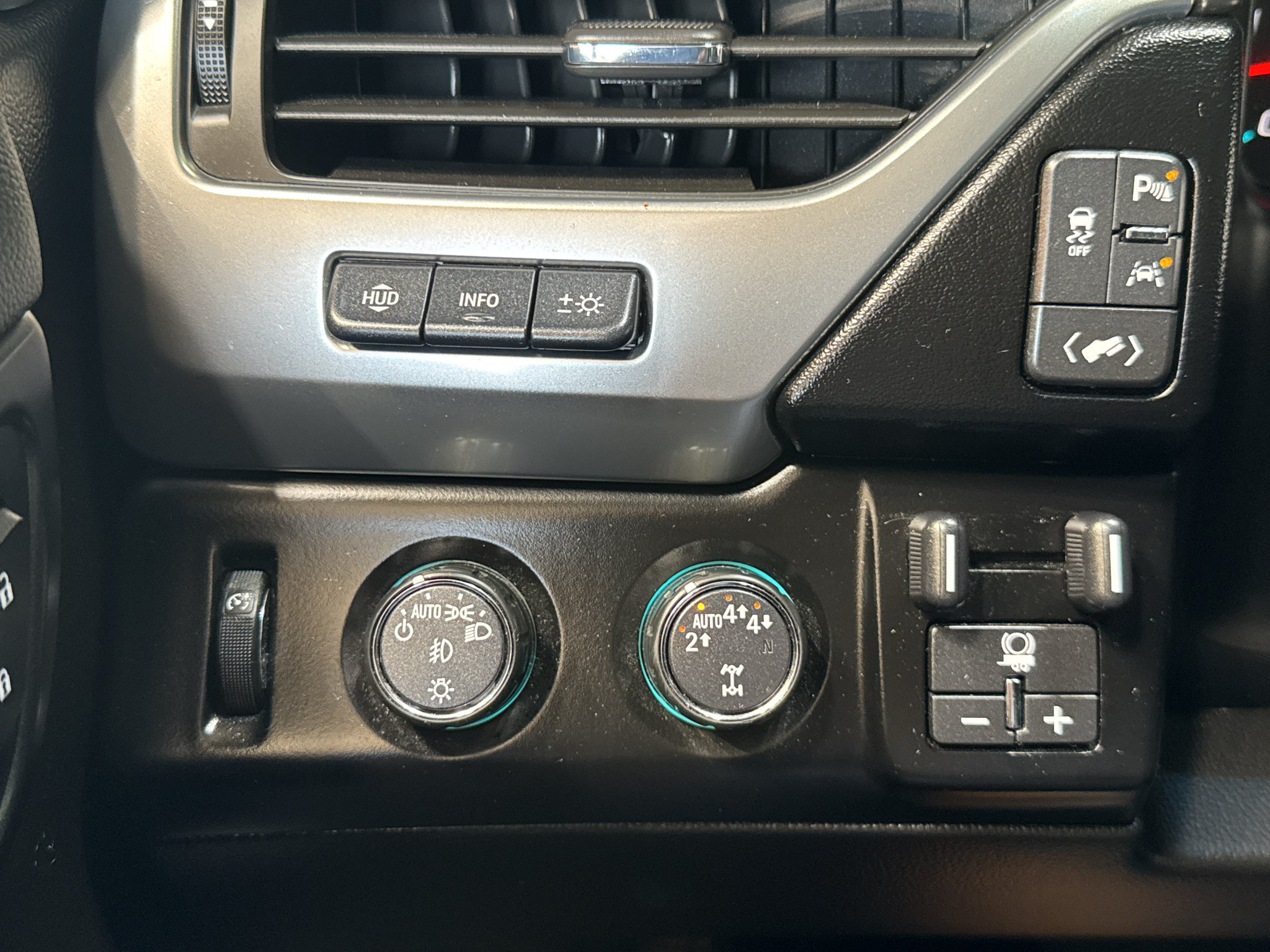 Used 2020 Chevrolet Suburban Premier AWD/4WD image 36
