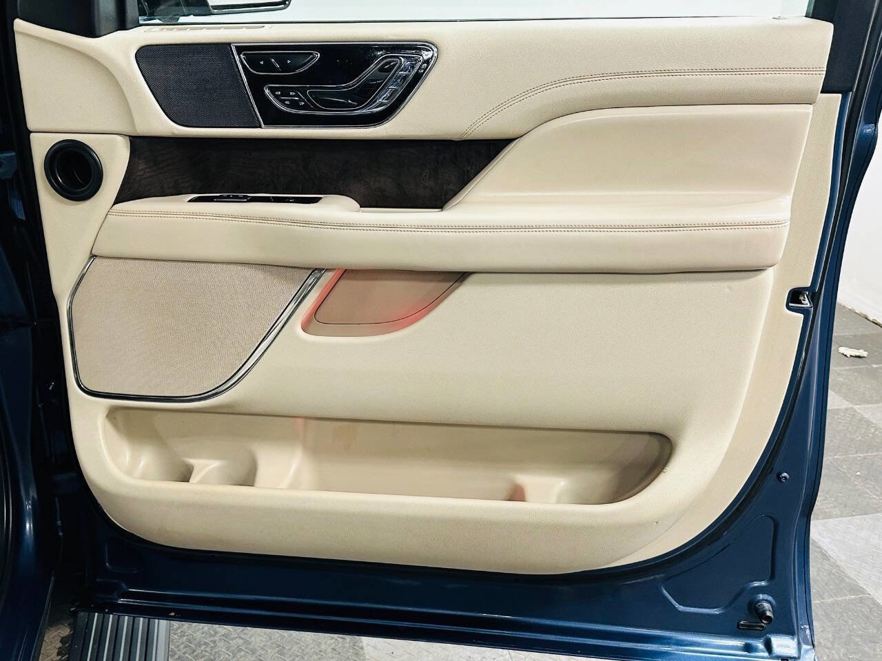 Used 2019 Lincoln Navigator Reserve w/ Cargo Package AWD/4WD image 28