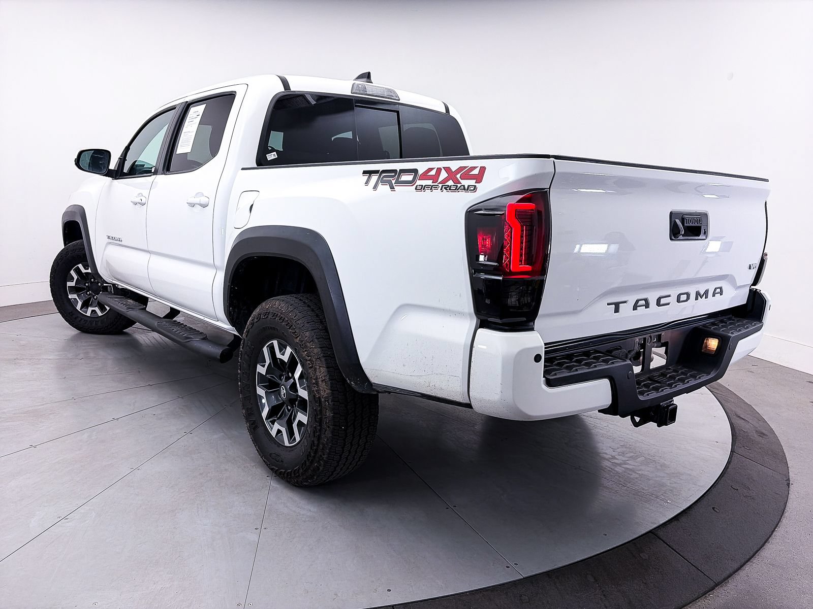 Used 2021 Toyota Tacoma TRD Off-Road w/ Technology Package AWD/4WD image 2
