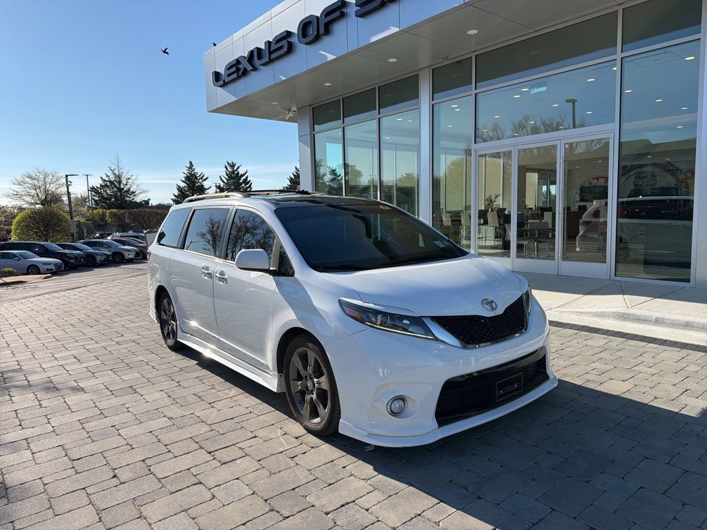 Used 2016 Toyota Sienna SE Premium w/ Protection Package image 2