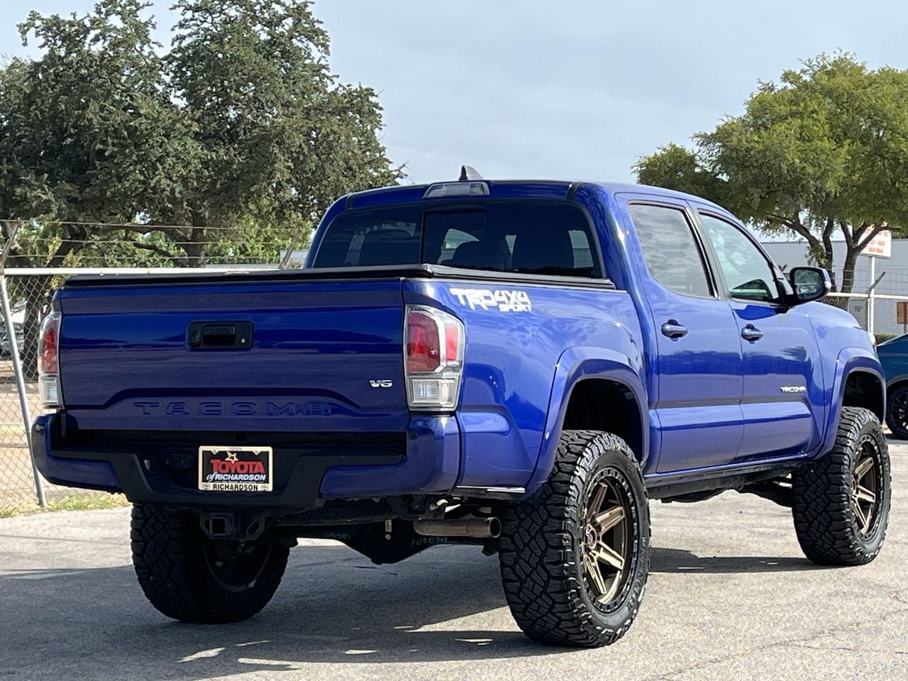 Used 2022 Toyota Tacoma TRD Sport w/ TRD Premium Sport Package AWD/4WD image 4