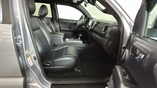 Used 2020 Toyota Tacoma TRD Sport w/ TRD Premium Sport Package AWD/4WD image 30