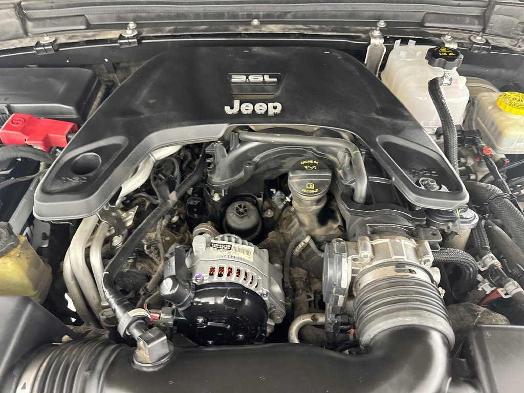 Used 2018 Jeep Wrangler Unlimited Sahara AWD/4WD image 38