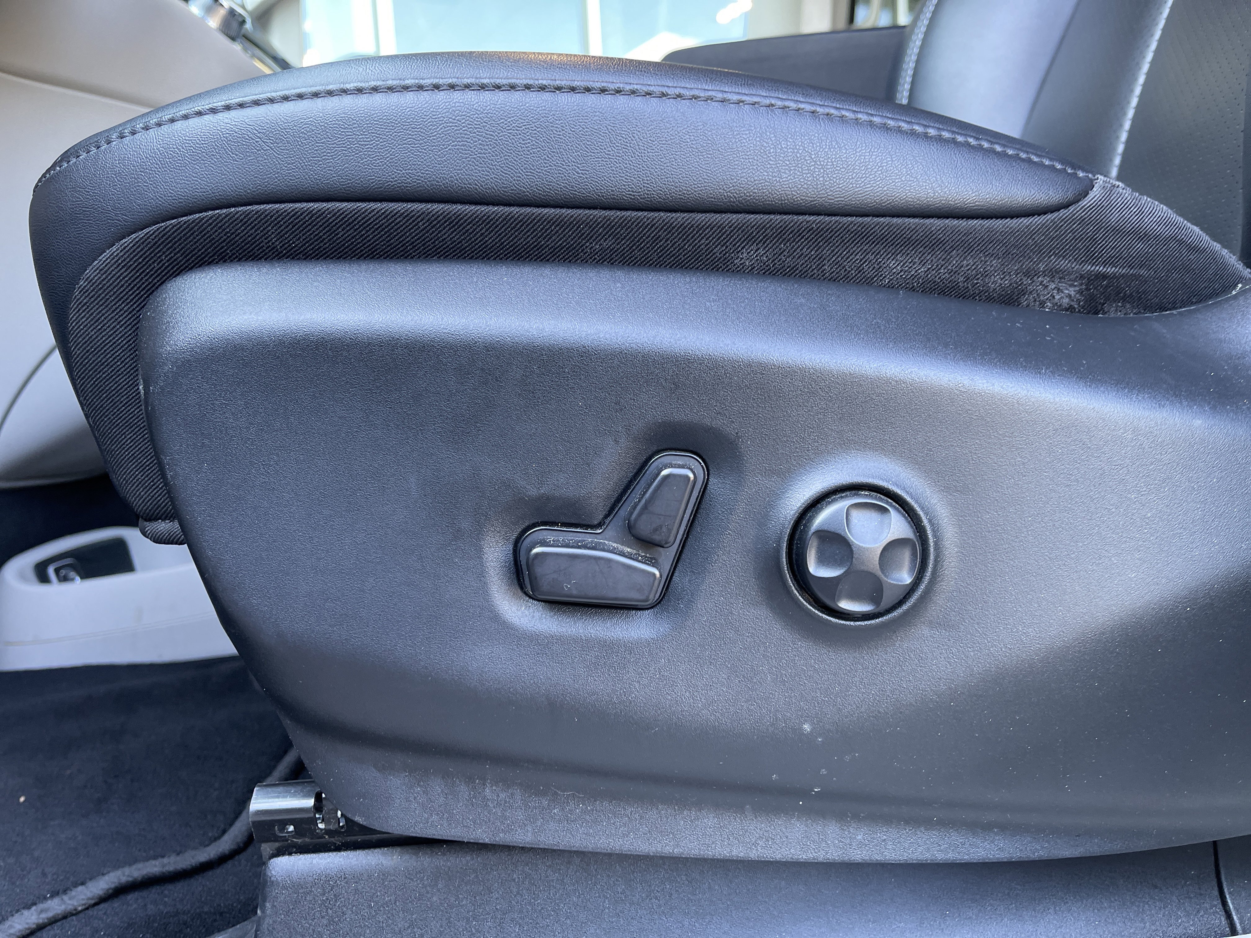 Used 2024 Chrysler Pacifica Touring-L image 15