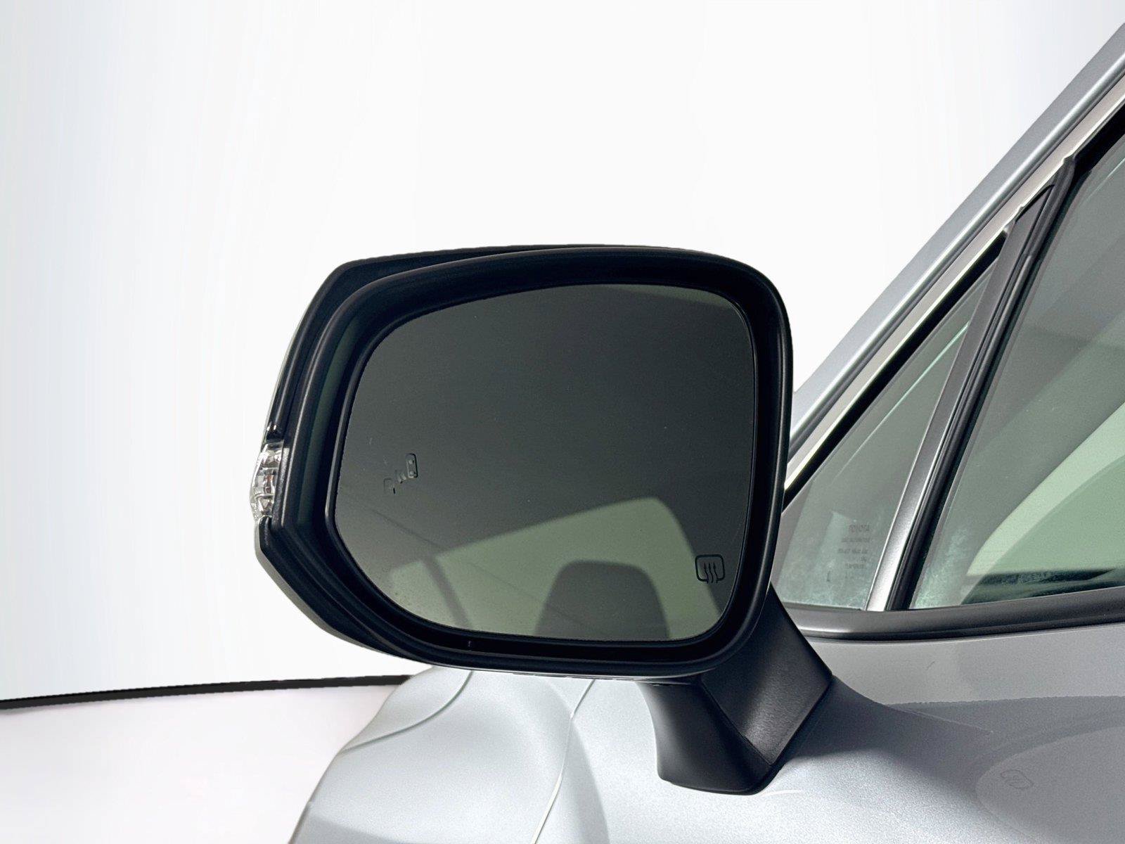 Certified 2025 Toyota Corolla Cross XLE FWD image 5