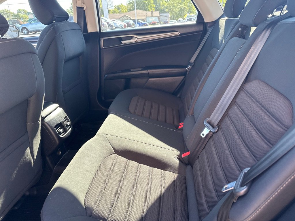 Used 2018 Ford Fusion SE w/ Fusion SE Technology Package FWD image 16