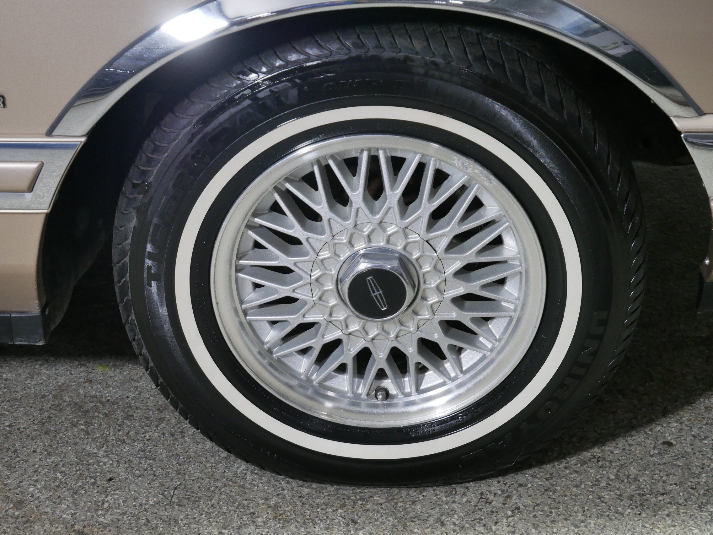 Used 1993 Lincoln Town Car Signature RWD image 15