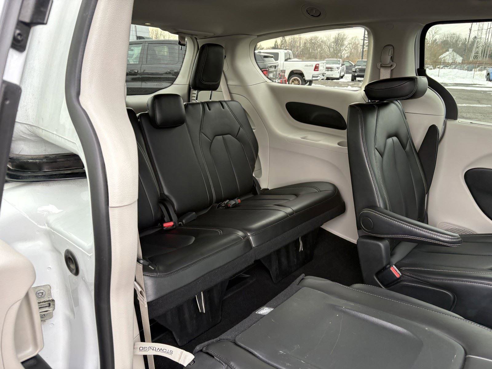 Used 2024 Chrysler Pacifica Touring-L image 13