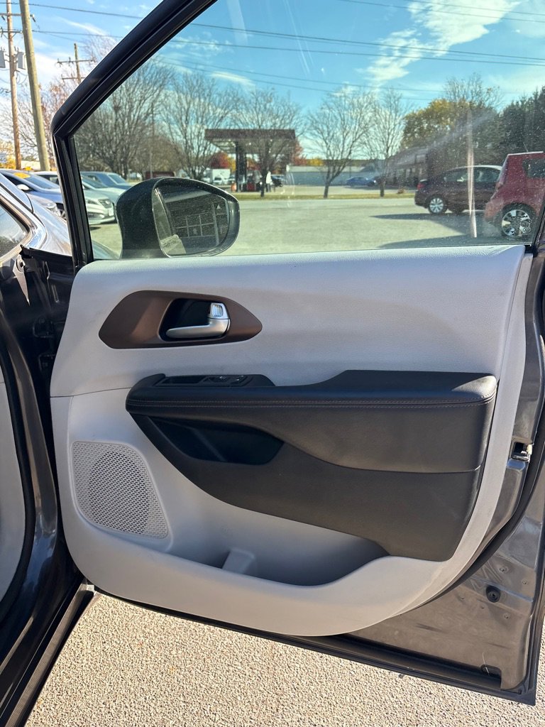 Used 2018 Chrysler Pacifica Touring Plus w/ Tire & Wheel Group image 17