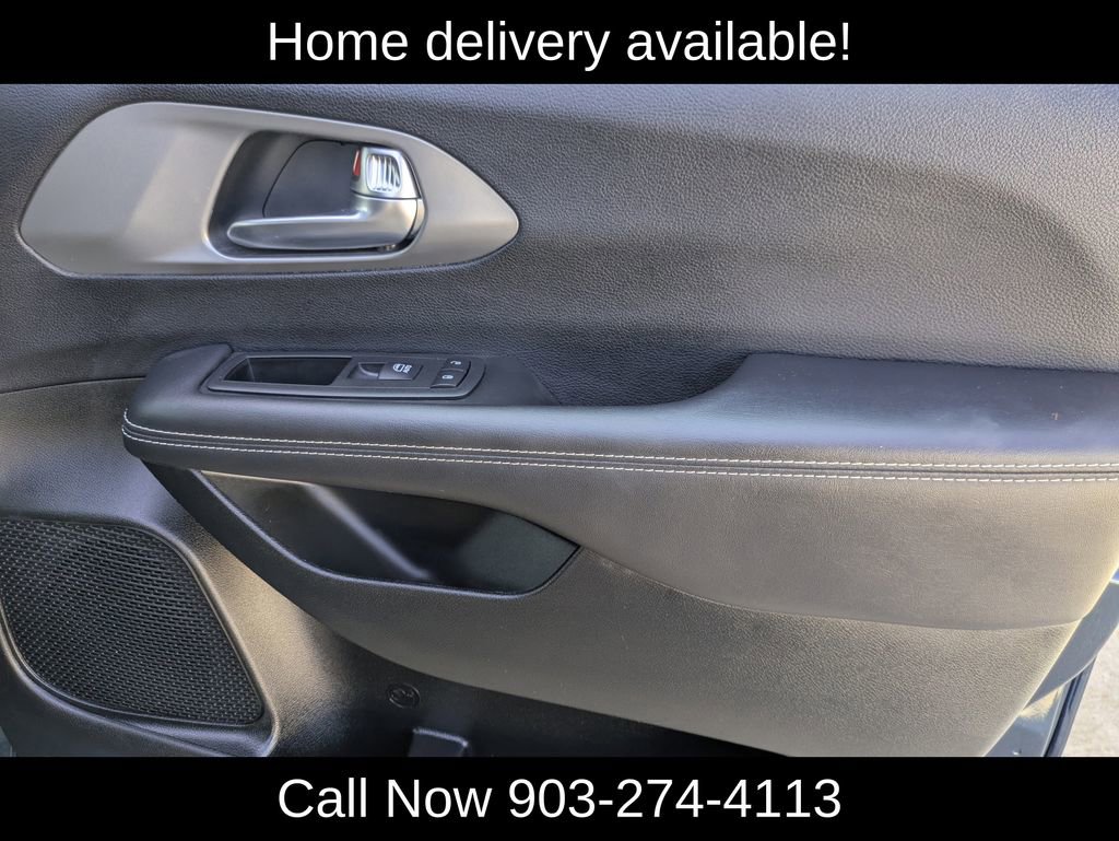 Used 2025 Chrysler Pacifica Select image 33