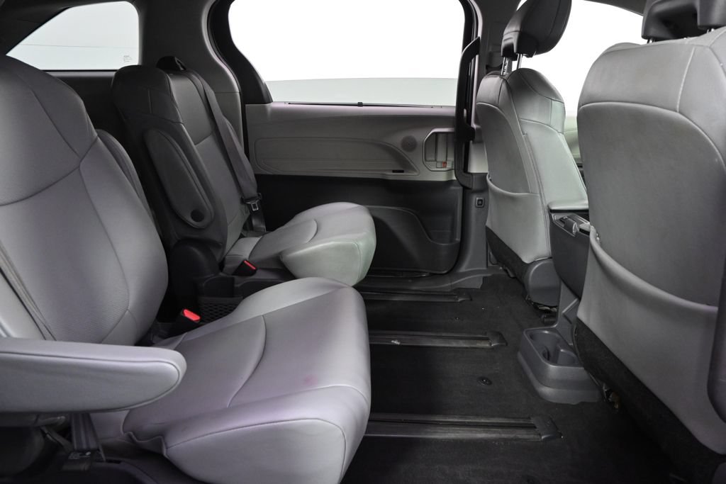 Used 2021 Toyota Sienna XLE w/ XLE Plus Package AWD/4WD image 18