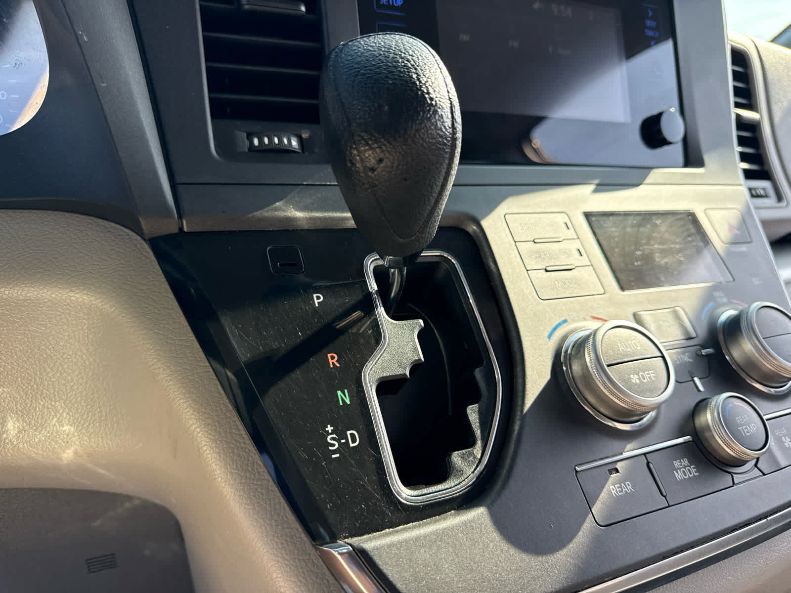 Used 2015 Toyota Sienna L FWD image 18