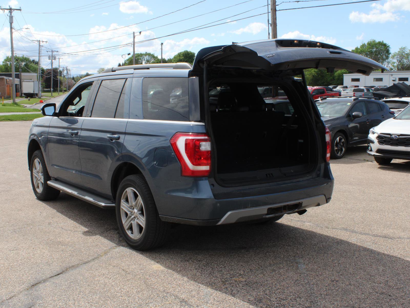 Used 2019 Ford Expedition XLT w/ Equipment Group 202A AWD/4WD image 7