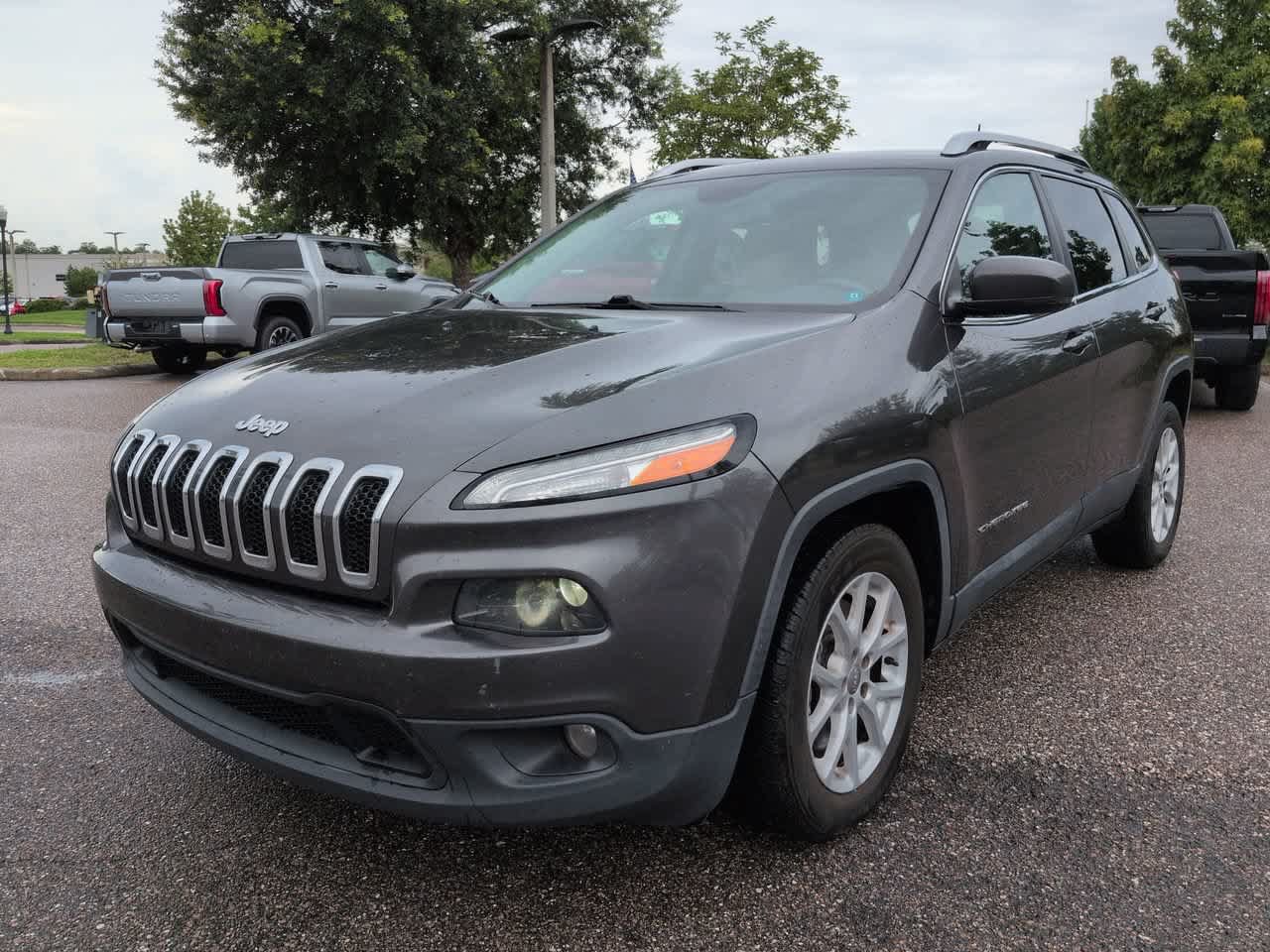 Used 2017 Jeep Cherokee Latitude w/ Safety/Convenience Group FWD image 2
