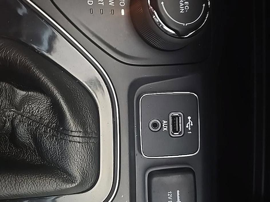 Used 2019 Jeep Cherokee Limited AWD/4WD image 25