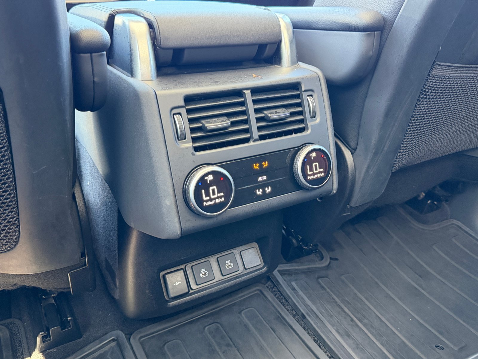 Used 2024 Land Rover Discovery S AWD/4WD image 18
