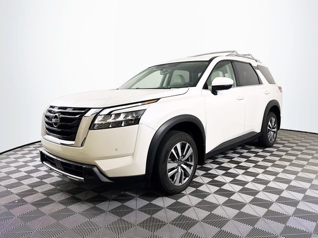 Used 2023 Nissan Pathfinder SL AWD/4WD image 2