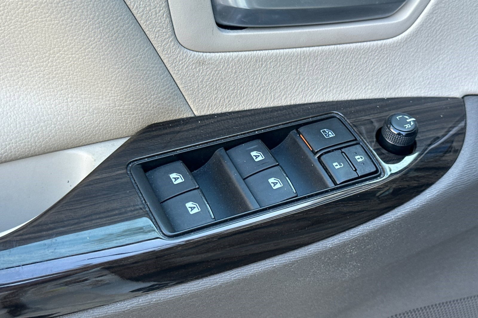 Used 2015 Toyota Sienna XLE w/ XLE Navigation Package image 13