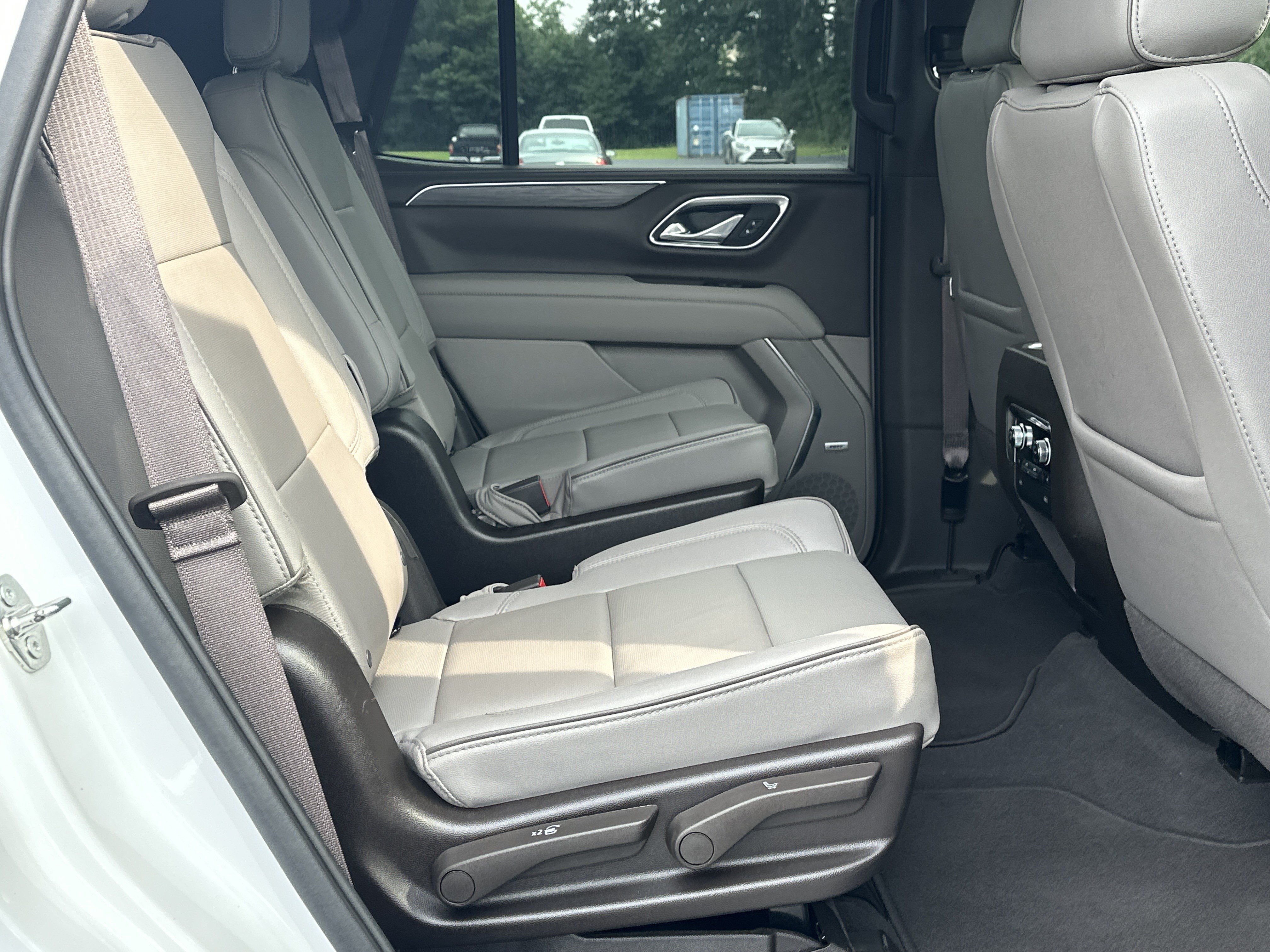Used 2024 GMC Yukon SLT w/ SLT Luxury Package RWD image 11