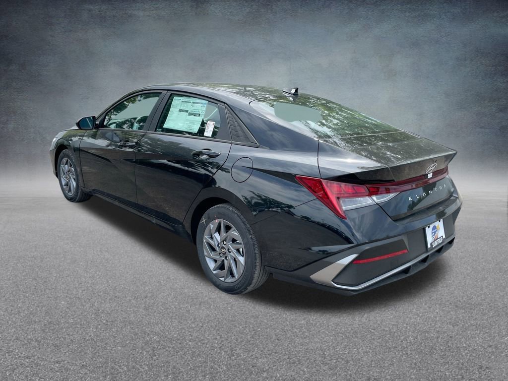 Used 2025 Hyundai Elantra Blue image 29