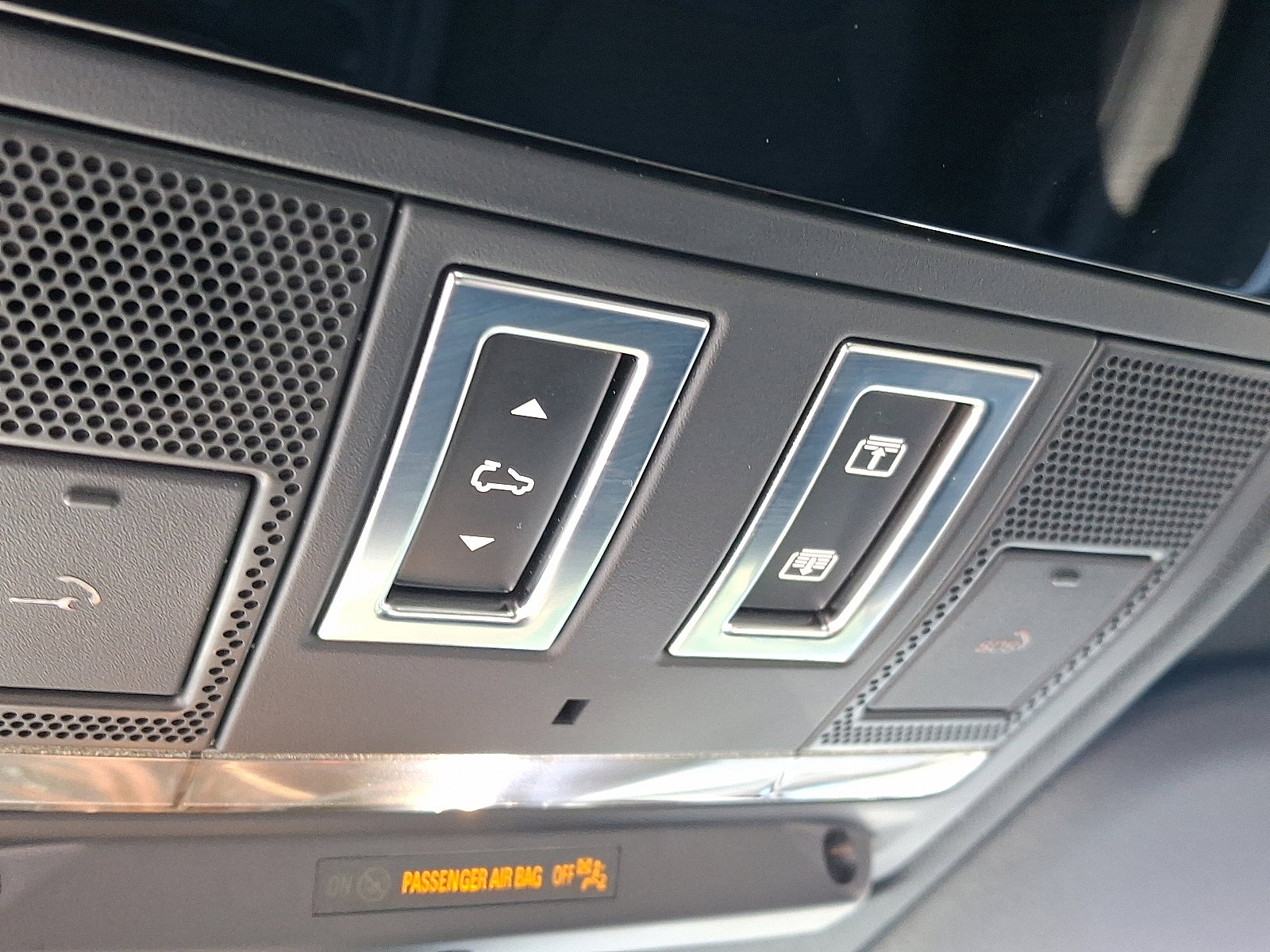 Used 2024 Land Rover Defender 110 X-Dynamic SE image 25