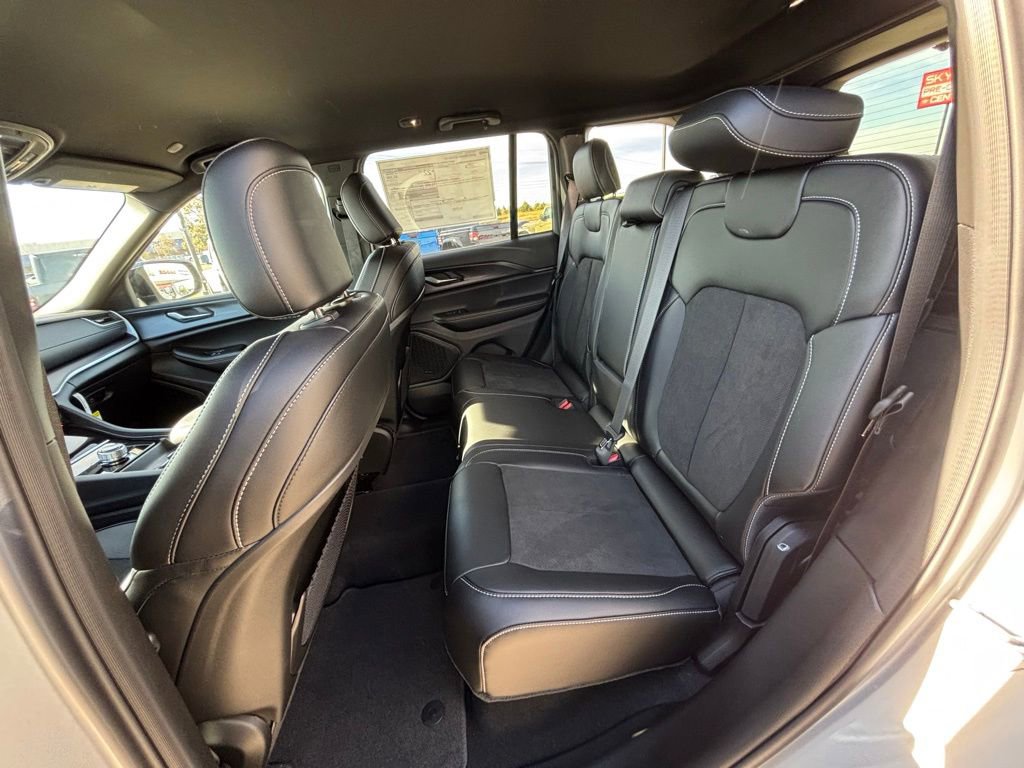 New 2025 Jeep Grand Cherokee Altitude image 12