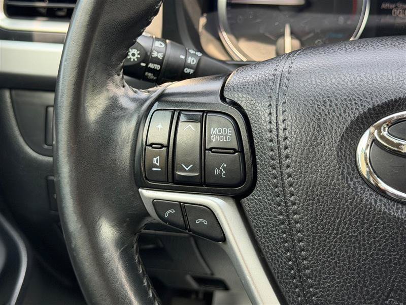 Used 2019 Toyota Highlander XLE AWD/4WD image 46