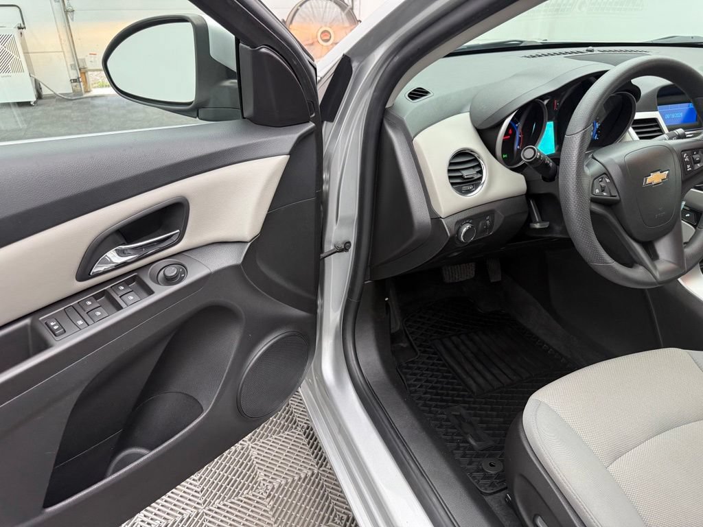 Used 2016 Chevrolet Cruze LT FWD image 16