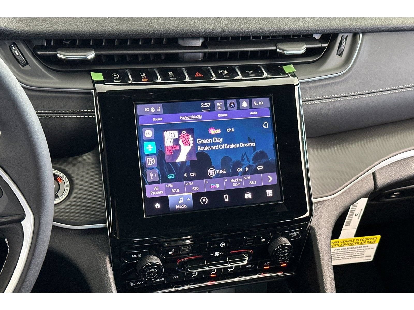 New 2025 Jeep Grand Cherokee Laredo w/ Luxury Tech Group I RWD image 21