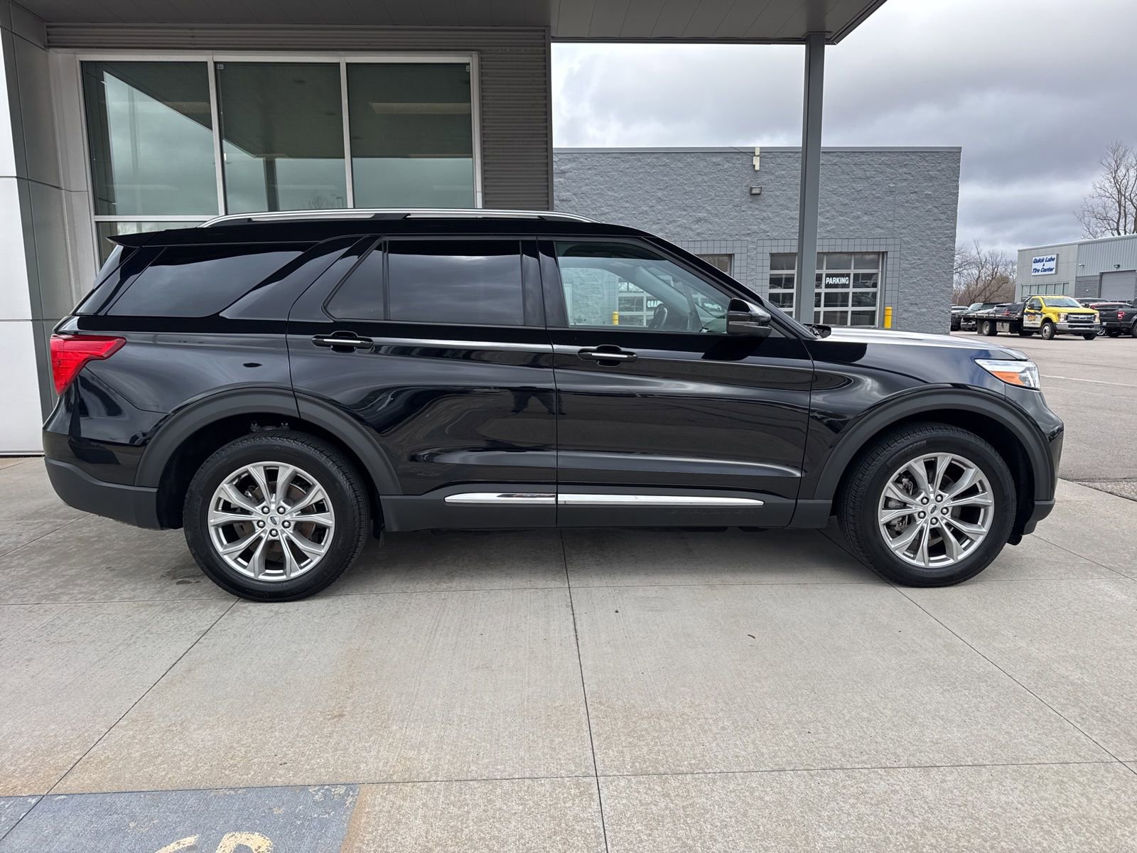 Certified 2024 Ford Explorer Limited w/ Limited Technology Package AWD/4WD image 9