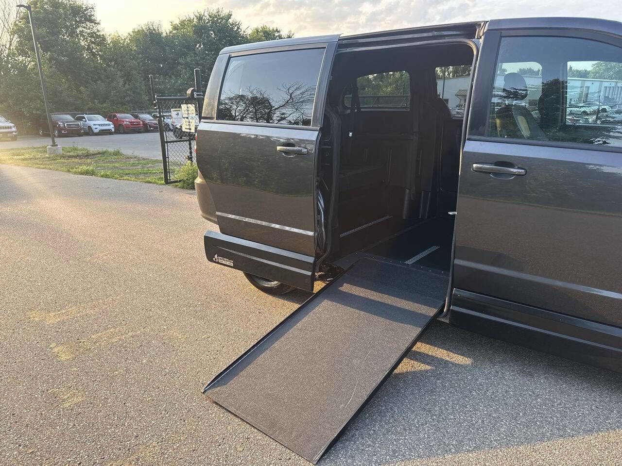 Used 2019 Dodge Grand Caravan SXT w/ Blacktop Package image 29