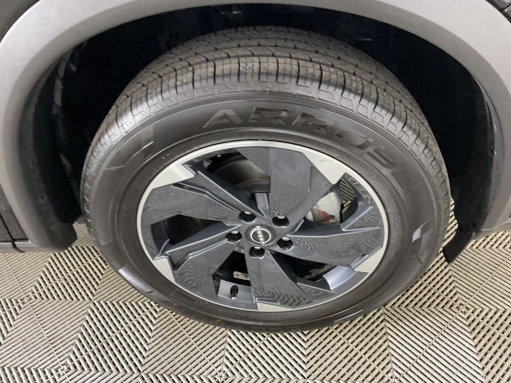 Used 2025 Nissan Rogue SV image 11