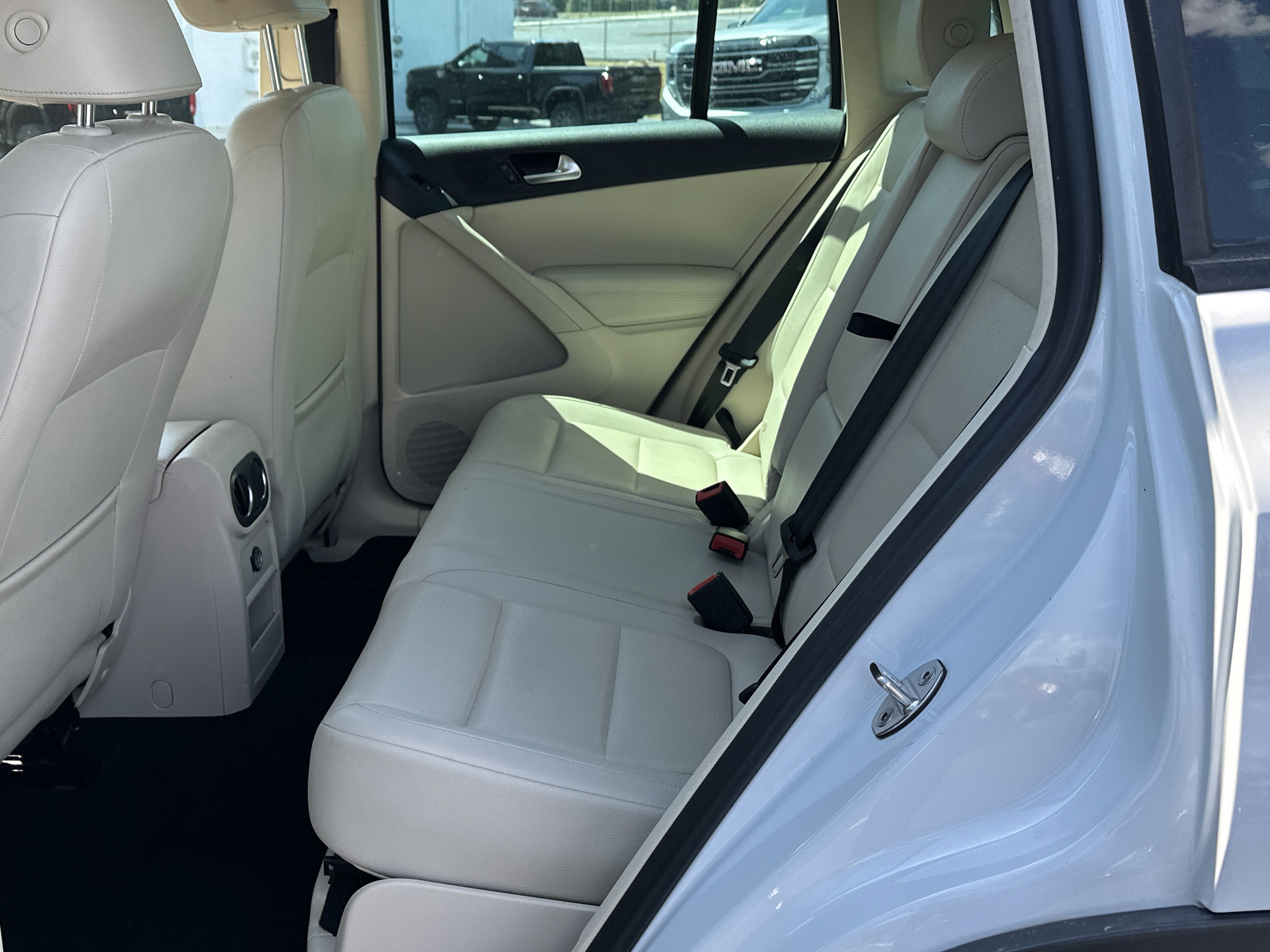 Used 2014 Volkswagen Tiguan S image 15