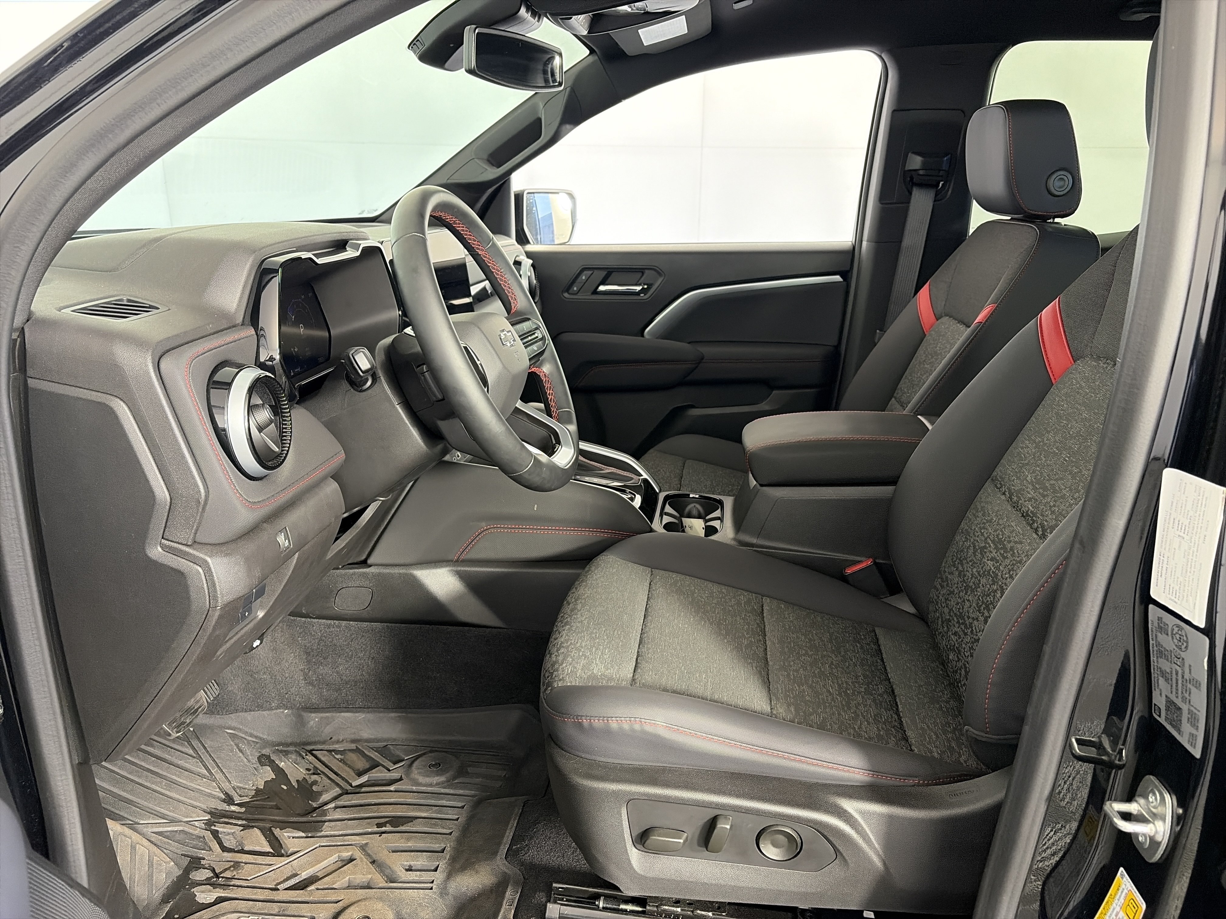 Used 2024 Chevrolet Colorado Z71 w/ Z71 Convenience Package 2 AWD/4WD image 6