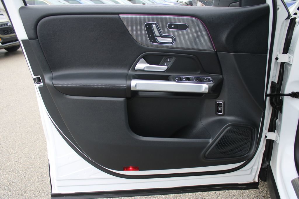 Used 2023 Mercedes-Benz GLB 250 4MATIC w/ Premium Package image 9