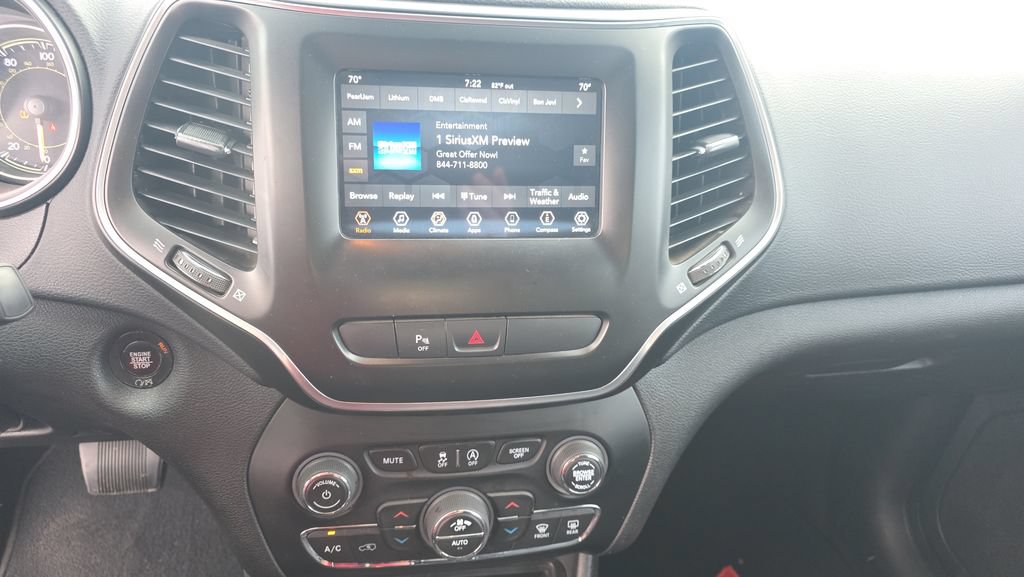 Used 2019 Jeep Cherokee Latitude Plus AWD/4WD image 16