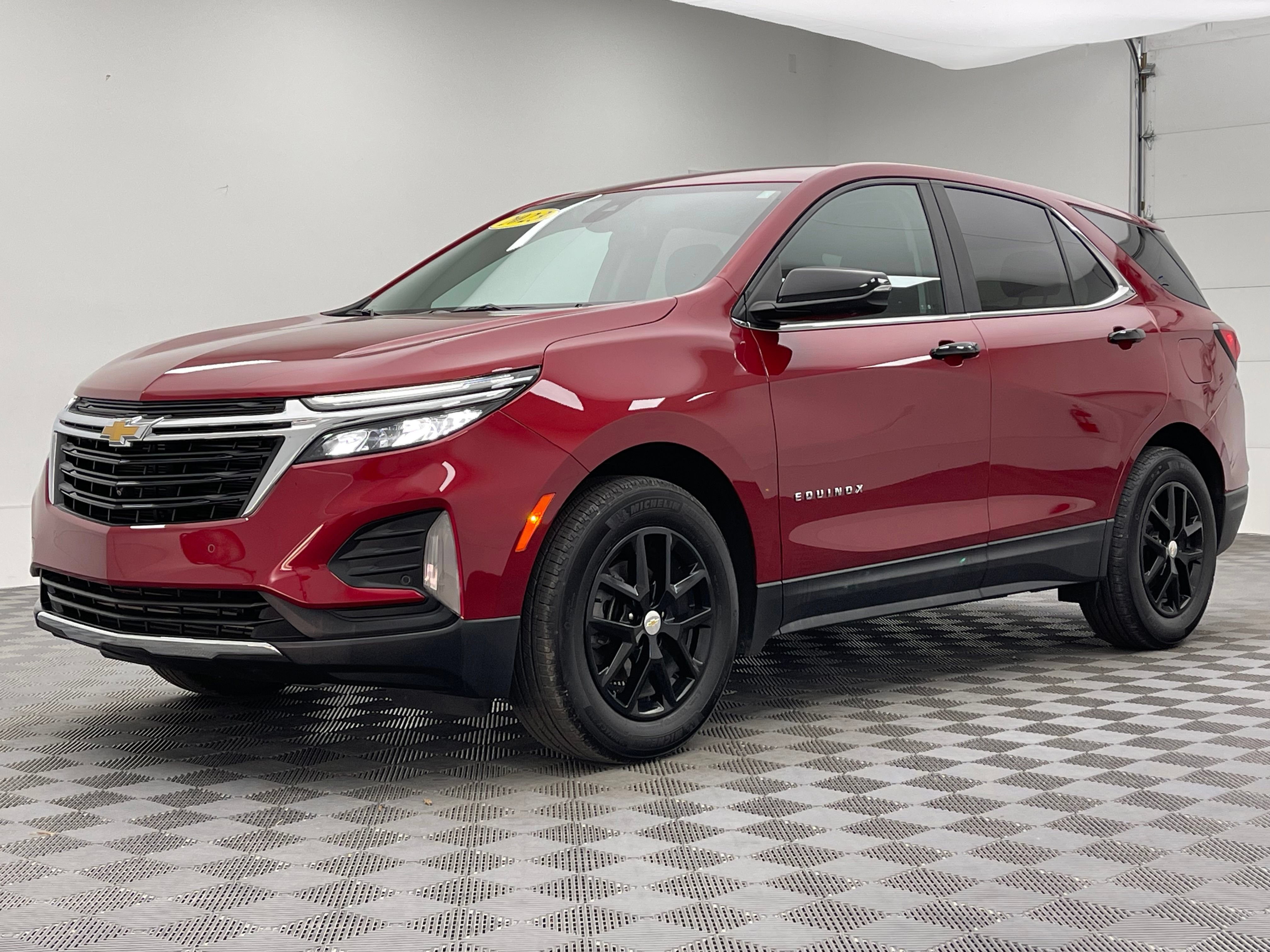 Used 2023 Chevrolet Equinox LT FWD image 2