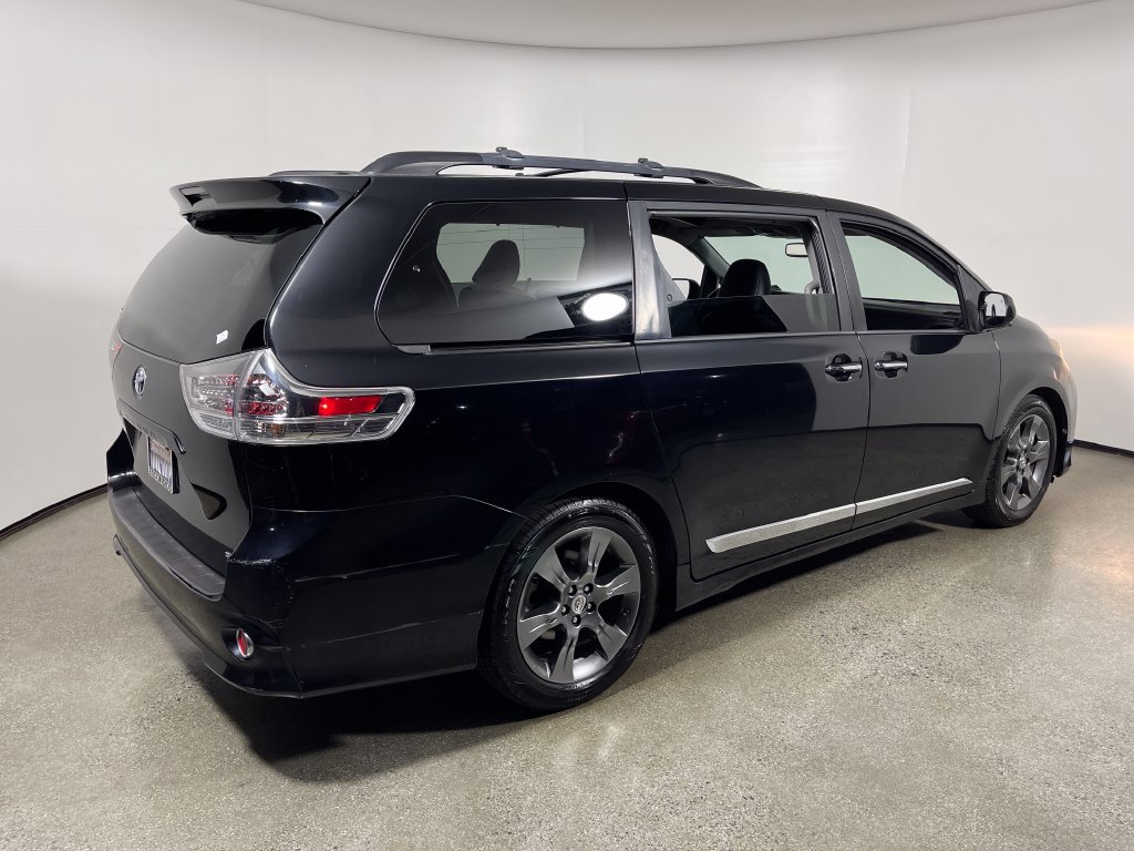 Used 2016 Toyota Sienna SE Premium FWD image 3