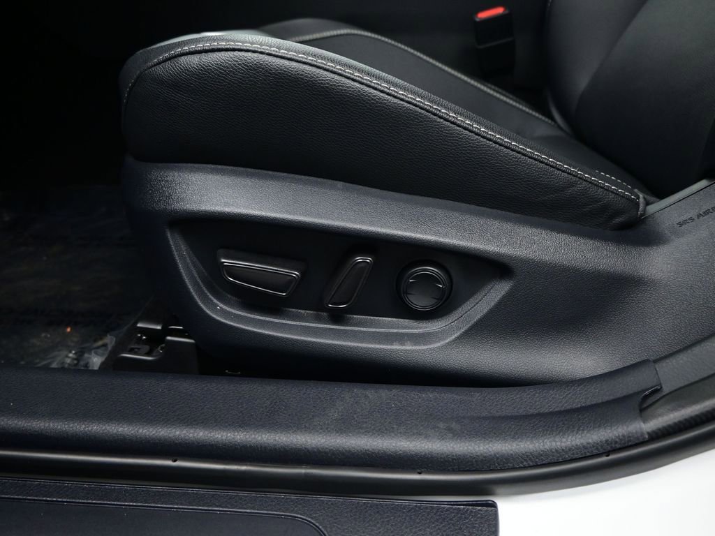Used 2025 Toyota Camry SE w/ Convenience Package image 16