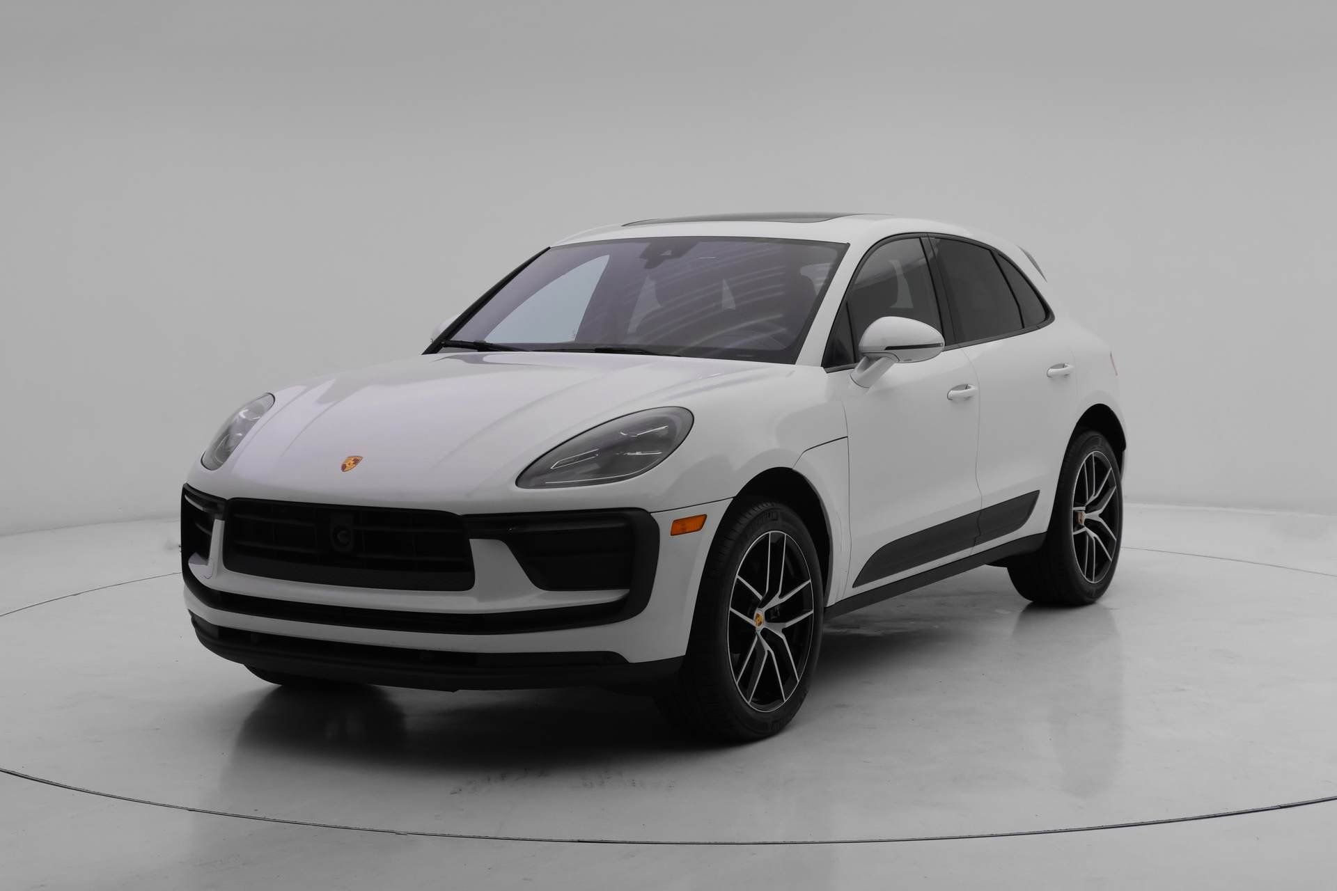 Used 2025 Porsche Macan AWD/4WD image 1