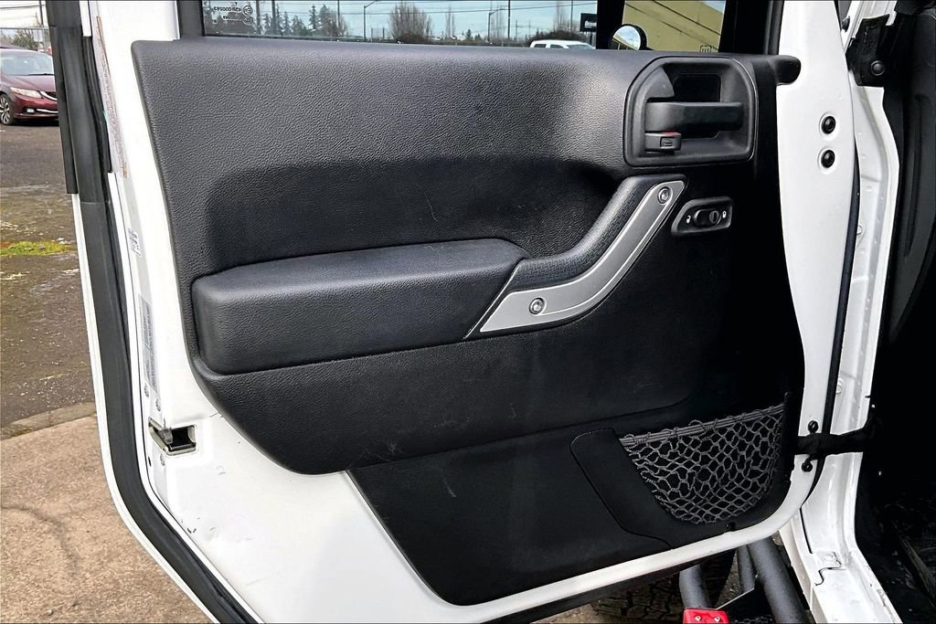 Used 2015 Jeep Wrangler Unlimited Sahara w/ Connectivity Group image 22